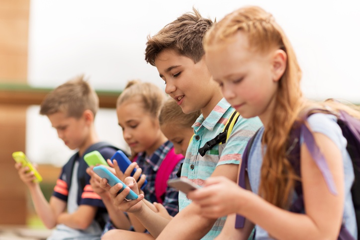 Kinder schauen auf ihre Smartphones