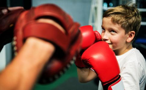 Kind mit Boxhandschuhen