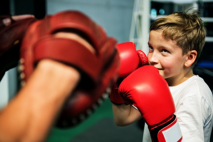 Kind mit Boxhandschuhen