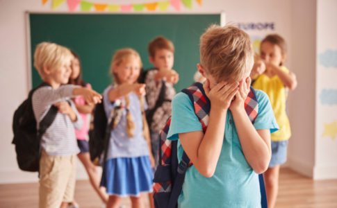 Gemobbter Junge in der Schule