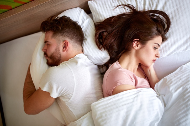 Zwei Personen, die im Bett liegen