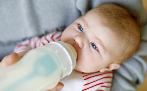Baby trinkt aus Flasche