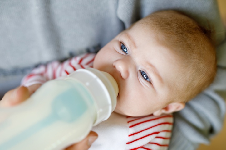 Baby trinkt aus Flasche