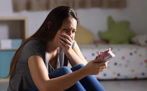 Trauernde Frau nach Fehlgeburt
