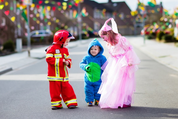 3 Kinder in verschiedenen Kostümen