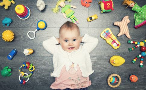 Baby liegt auf dem Fußboden