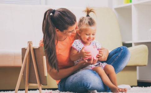 Mutter und Tochter spielen