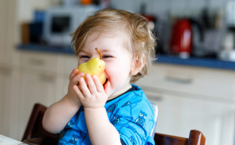 Kind welches eine Birne isst