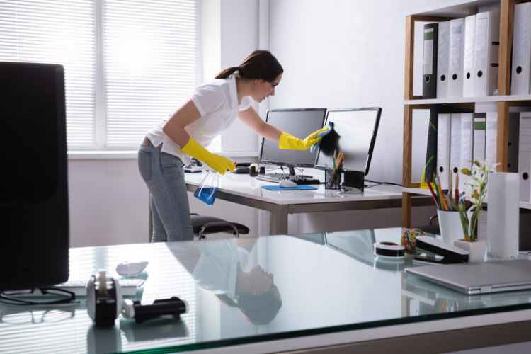 Frau die Büro putzt