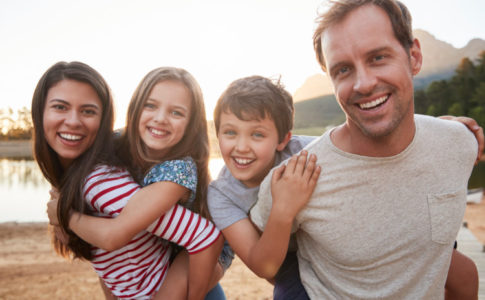 Vater und Mutter mit ihren zwei Kindern