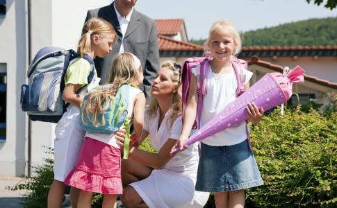 Glückliche Familie bei der Einschulung einer Tochter