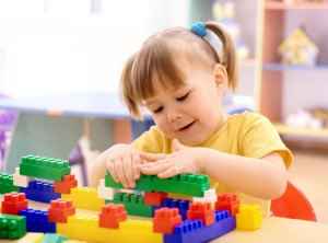 Mädchen spielt mit Lego