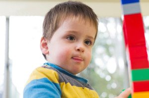 Kleiner Junge baut einen Lego-Turm