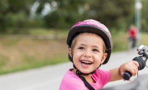 Kinder lernen Fahrrad fahren