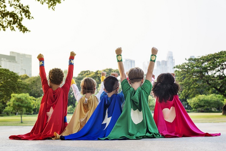 5 Kinder mit Superhelden Cape