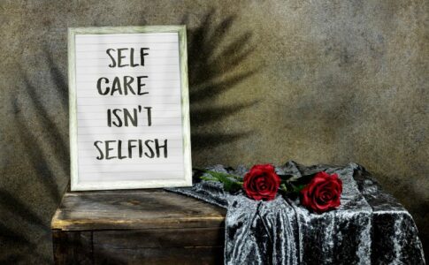 Ein Schild mit Aufschrift "Self Care isn't selfish"