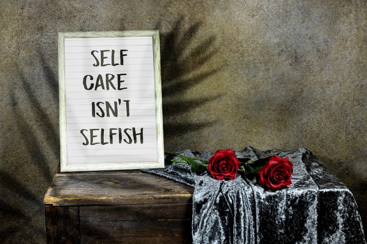 Ein Schild mit Aufschrift "Self Care isn't selfish"