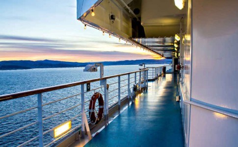 Blick von einem Kreuzfahrtschiff auf s Wasser bei einem Sonnenuntergang