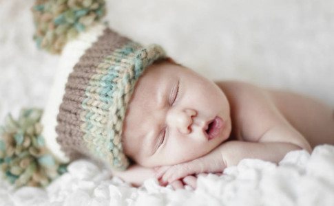 neugeborgenes Baby schläft