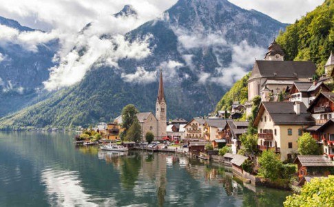 Blick auf Hallstatt, ein Ort in Oberösterreich mit Wolken und einem Bergsee