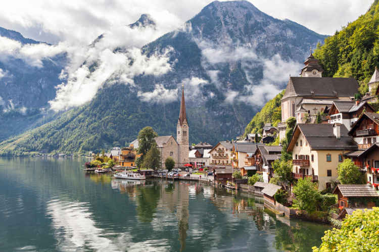 Blick auf Hallstatt, ein Ort in Oberösterreich mit Wolken und einem Bergsee