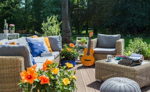 Outdoor-Sitzmöglichkeiten auf Terrasse