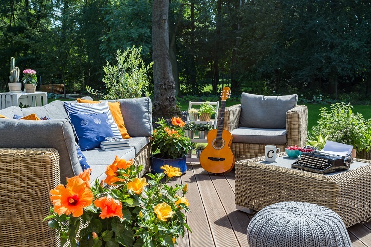 Outdoor-Sitzmöglichkeiten auf Terrasse