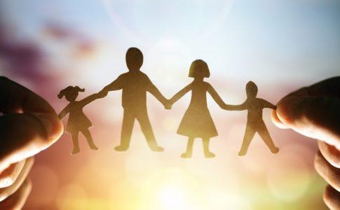 Familie in Form einer Papierkette