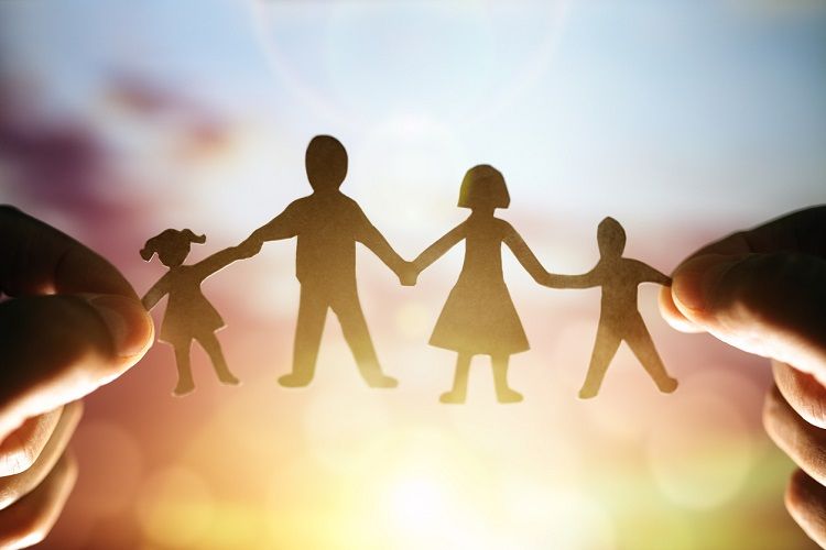 Familie in Form einer Papierkette
