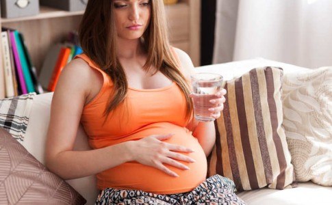 Frau mit Übelkeit während der Schwangerschaft