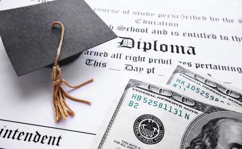 Diplom mit Hut und Geldscheinen