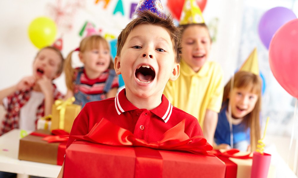 Geschenkeverteilung auf Kindergeburtstag