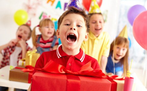 Geschenkeverteilung auf Kindergeburtstag