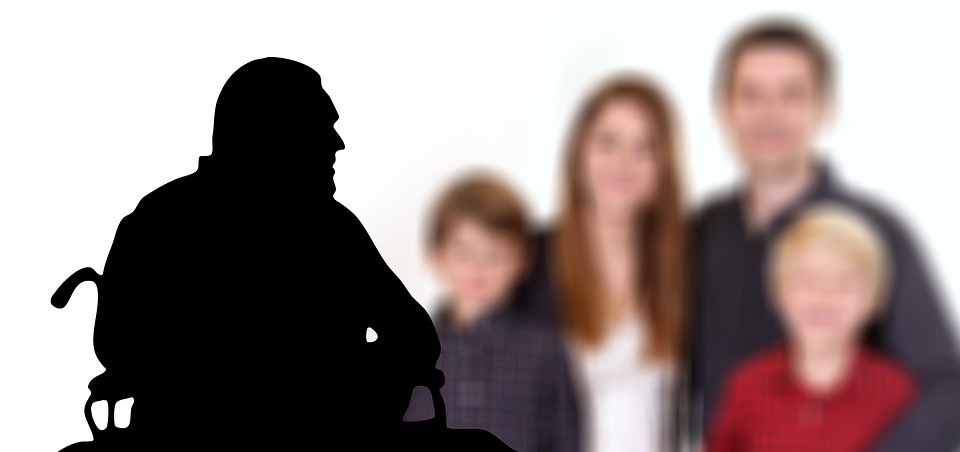 Schwarze Silhouette eines alten Mannes im Rollstuhl, im Hintergrund wird eine Familie mit zwei Kindern gezeigt