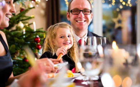 Familie beim Weihnachtsessen mit Kartoffelsalat und Bockwürsten