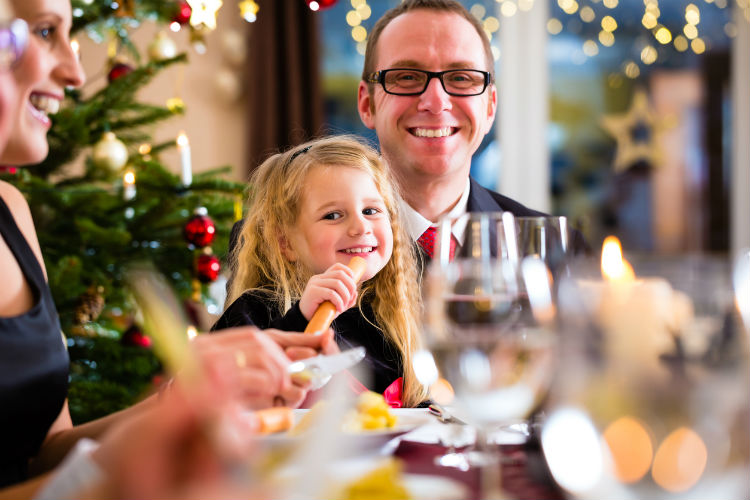 Familie beim Weihnachtsessen mit Kartoffelsalat und Bockwürsten