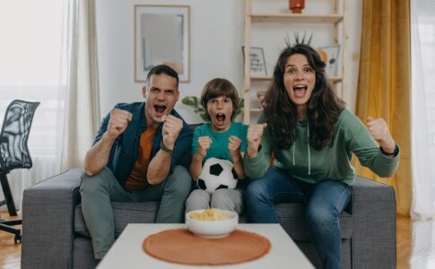 Eine Familie schaut zusammen die WM auf der Couch