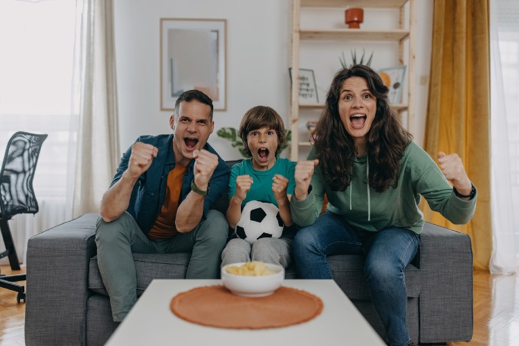 Eine Familie schaut zusammen die WM auf der Couch